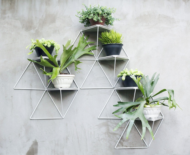 Here are several examples of the most unique geometric wall shelves ideas.