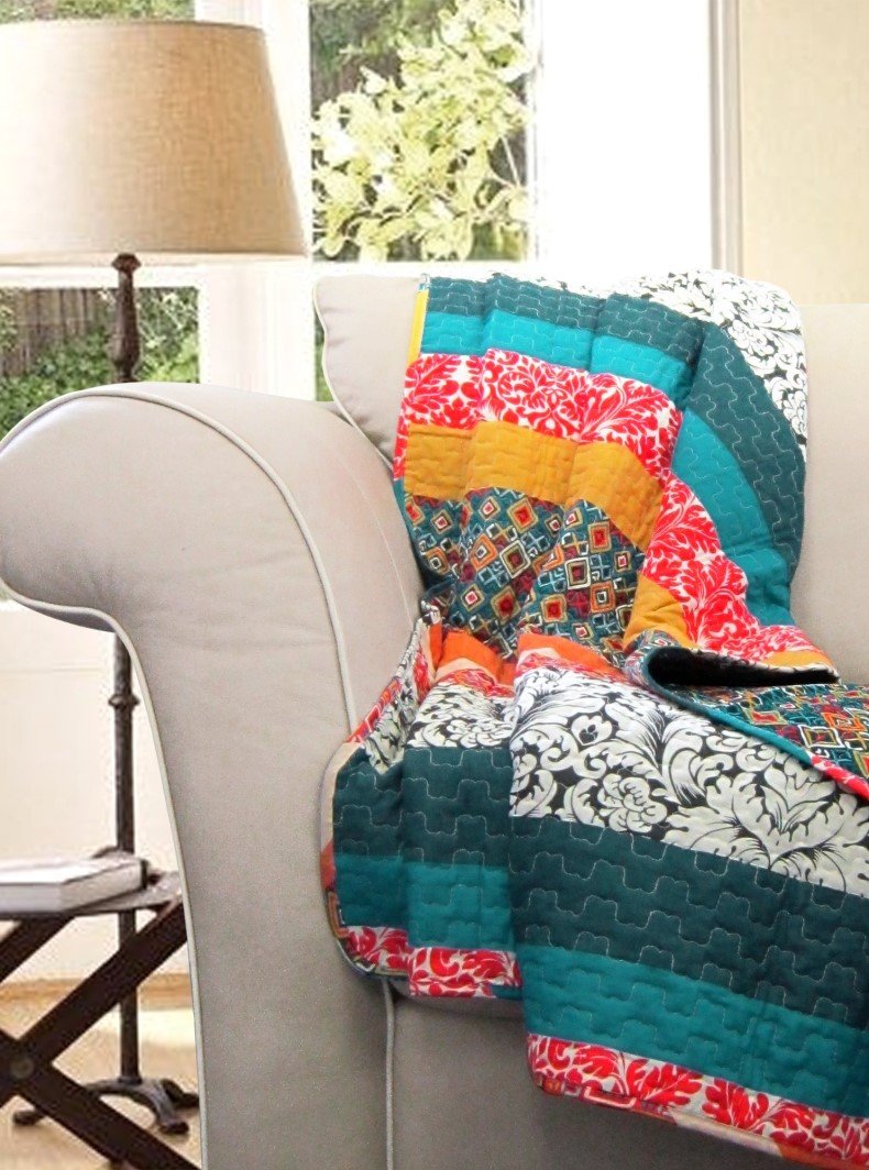 Boho throw blankets in domestic décor must show carefree, calm and positive ambiance.